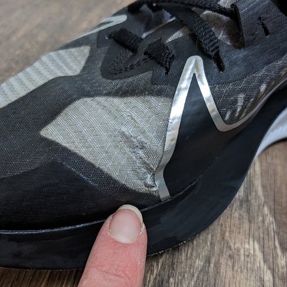 Nike Zoom Gravity running sneakers EUC Women's 8 black white lightweight current - Picture 9 of 10